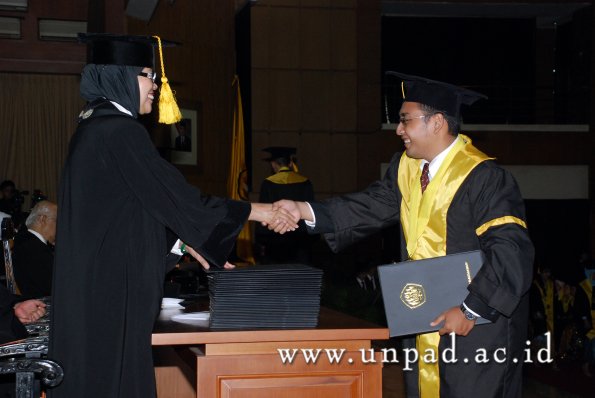 dok-humas-unpad_ilalang-foto_wisuda-gel-1-2010-2011_s1-ekonomi_167