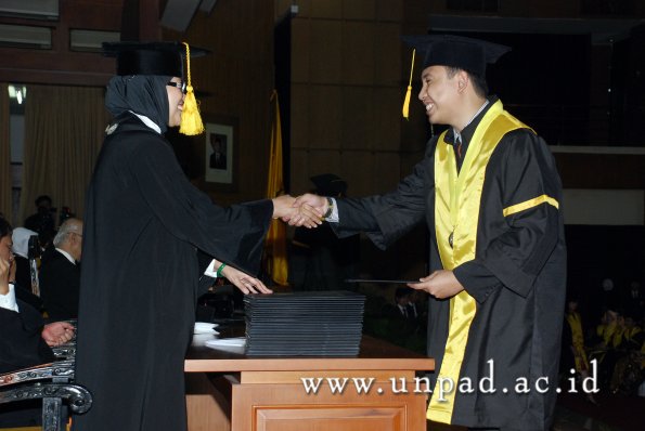 dok-humas-unpad_ilalang-foto_wisuda-gel-1-2010-2011_s1-ekonomi_168