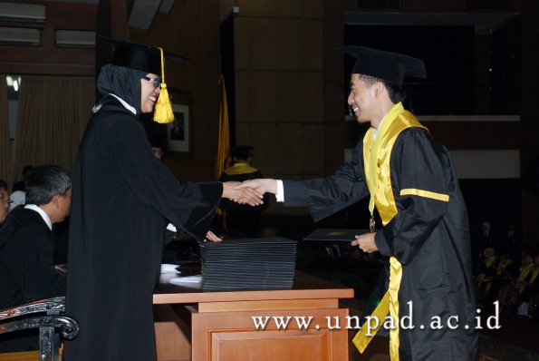 dok-humas-unpad_ilalang-foto_wisuda-gel-1-2010-2011_s1-ekonomi_169