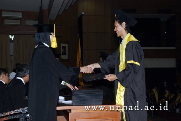 dok-humas-unpad_ilalang-foto_wisuda-gel-1-2010-2011_s1-ekonomi_170