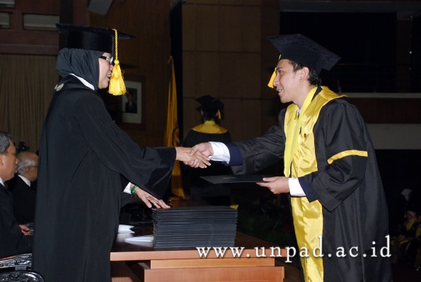 dok-humas-unpad_ilalang-foto_wisuda-gel-1-2010-2011_s1-ekonomi_171