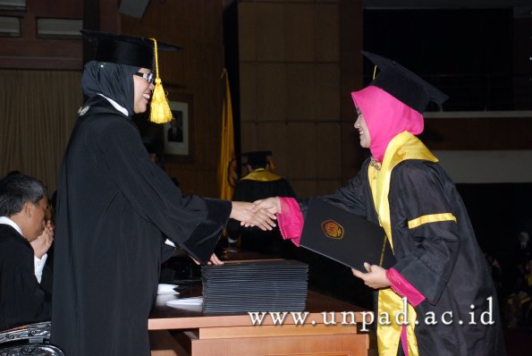 dok-humas-unpad_ilalang-foto_wisuda-gel-1-2010-2011_s1-ekonomi_172