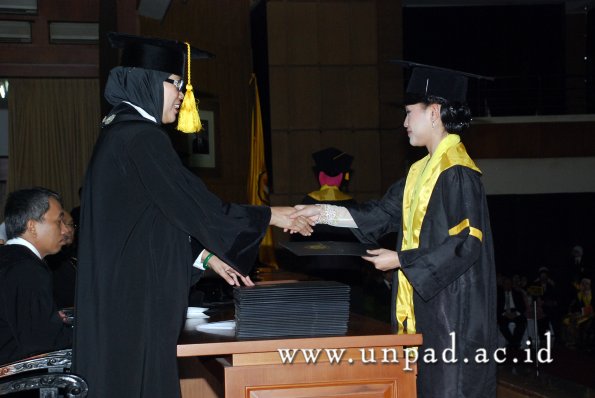 dok-humas-unpad_ilalang-foto_wisuda-gel-1-2010-2011_s1-ekonomi_173