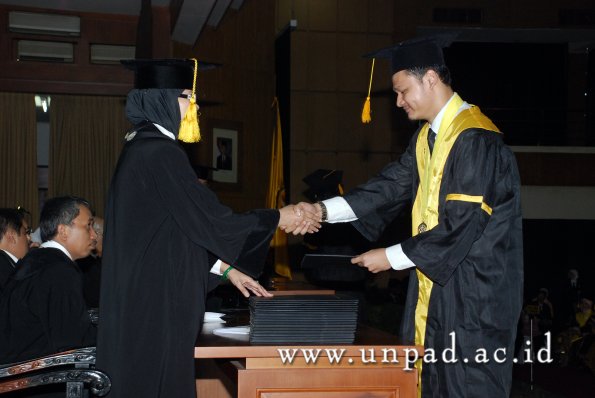 dok-humas-unpad_ilalang-foto_wisuda-gel-1-2010-2011_s1-ekonomi_174