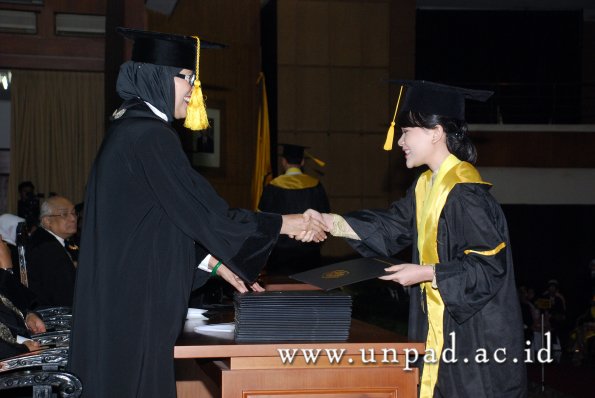 dok-humas-unpad_ilalang-foto_wisuda-gel-1-2010-2011_s1-ekonomi_175