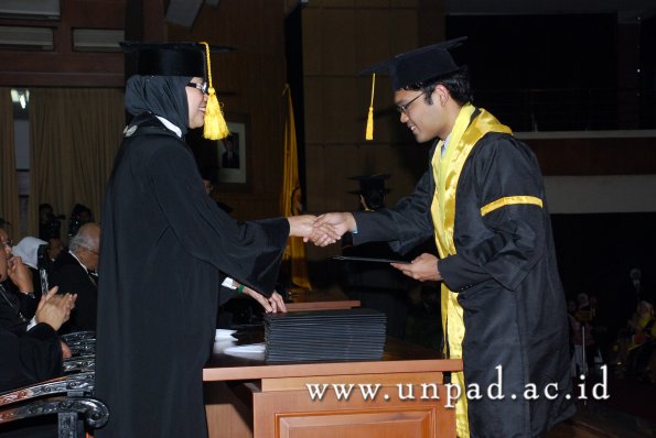 dok-humas-unpad_ilalang-foto_wisuda-gel-1-2010-2011_s1-ekonomi_176