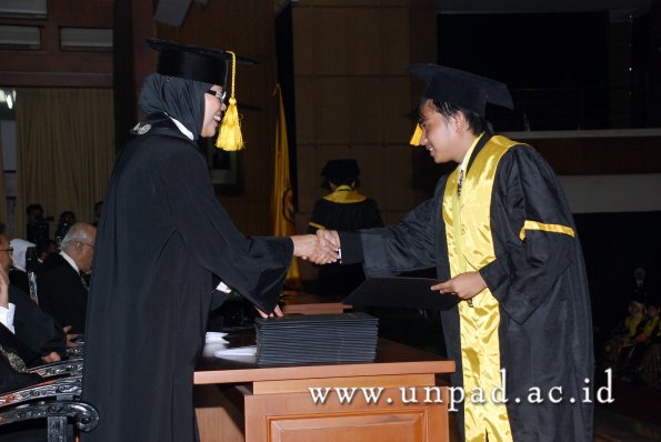 dok-humas-unpad_ilalang-foto_wisuda-gel-1-2010-2011_s1-ekonomi_177