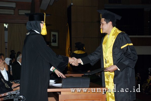 dok-humas-unpad_ilalang-foto_wisuda-gel-1-2010-2011_s1-ekonomi_178