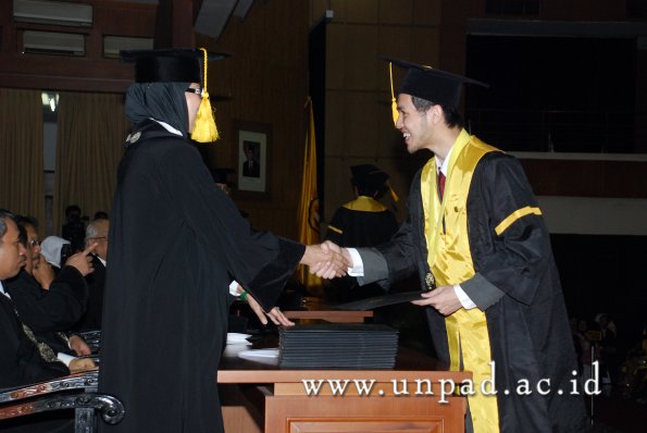 dok-humas-unpad_ilalang-foto_wisuda-gel-1-2010-2011_s1-ekonomi_179