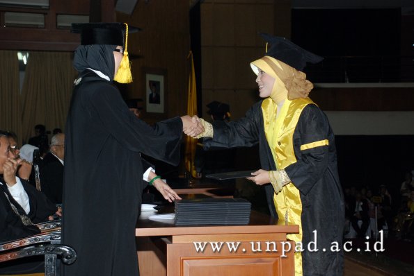 dok-humas-unpad_ilalang-foto_wisuda-gel-1-2010-2011_s1-ekonomi_180