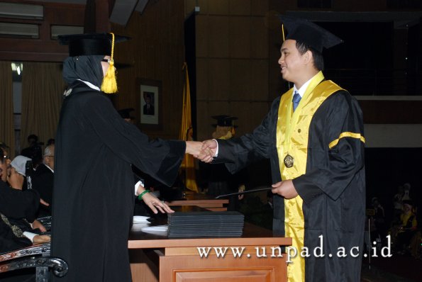 dok-humas-unpad_ilalang-foto_wisuda-gel-1-2010-2011_s1-ekonomi_181