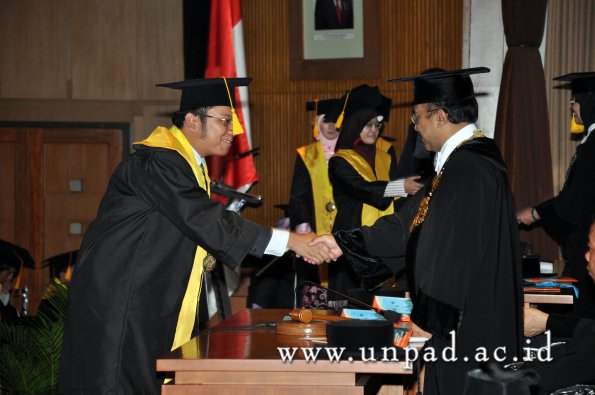 dok-humas-unpad_ilalang-foto_wisuda-gel-1-2010-2011_s1-ekonomi_207