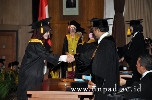 dok-humas-unpad_ilalang-foto_wisuda-gel-1-2010-2011_s1-ekonomi_208