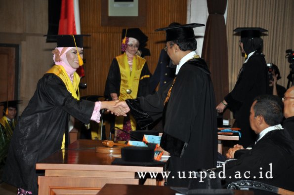 dok-humas-unpad_ilalang-foto_wisuda-gel-1-2010-2011_s1-ekonomi_209