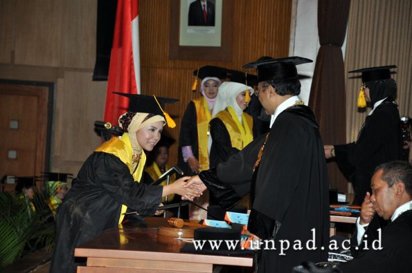 dok-humas-unpad_ilalang-foto_wisuda-gel-1-2010-2011_s1-ekonomi_211