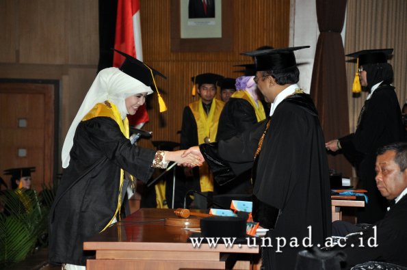 dok-humas-unpad_ilalang-foto_wisuda-gel-1-2010-2011_s1-ekonomi_212