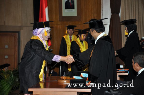 dok-humas-unpad_ilalang-foto_wisuda-gel-1-2010-2011_s1-ekonomi_213