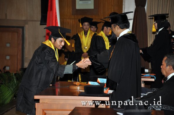 dok-humas-unpad_ilalang-foto_wisuda-gel-1-2010-2011_s1-ekonomi_214