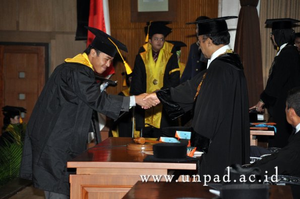 dok-humas-unpad_ilalang-foto_wisuda-gel-1-2010-2011_s1-ekonomi_215