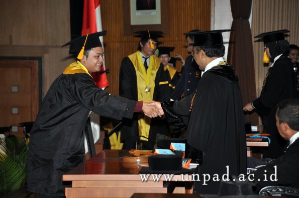 dok-humas-unpad_ilalang-foto_wisuda-gel-1-2010-2011_s1-ekonomi_216