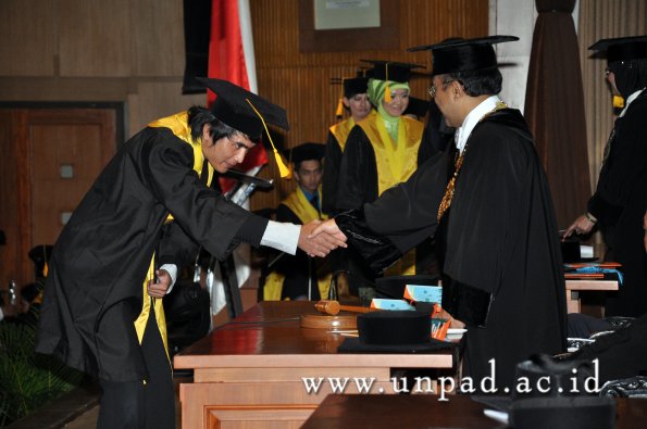 dok-humas-unpad_ilalang-foto_wisuda-gel-1-2010-2011_s1-ekonomi_217