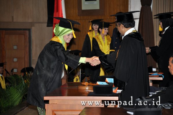 dok-humas-unpad_ilalang-foto_wisuda-gel-1-2010-2011_s1-ekonomi_218