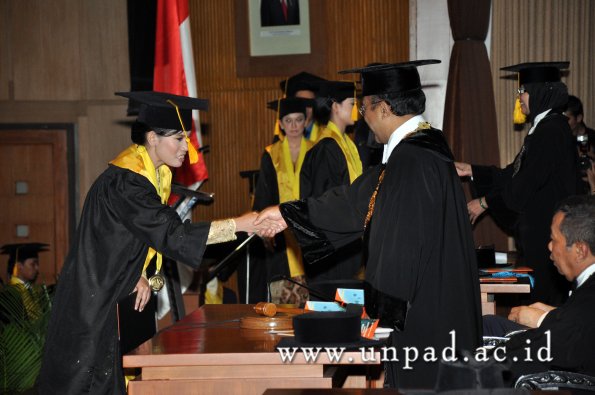 dok-humas-unpad_ilalang-foto_wisuda-gel-1-2010-2011_s1-ekonomi_219