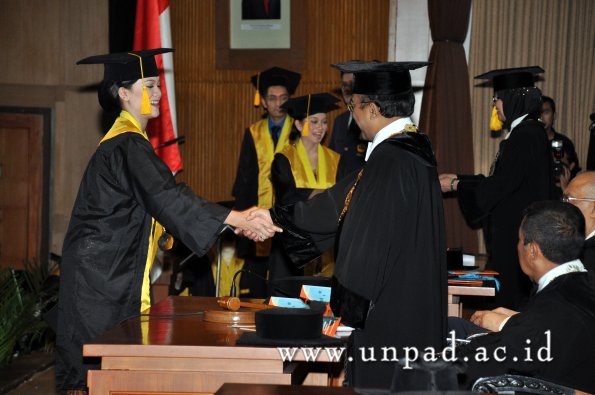 dok-humas-unpad_ilalang-foto_wisuda-gel-1-2010-2011_s1-ekonomi_220