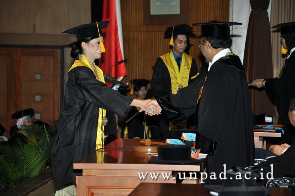 dok-humas-unpad_ilalang-foto_wisuda-gel-1-2010-2011_s1-ekonomi_221