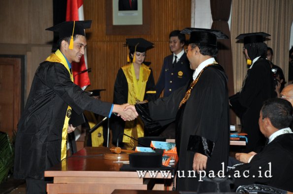 dok-humas-unpad_ilalang-foto_wisuda-gel-1-2010-2011_s1-ekonomi_222