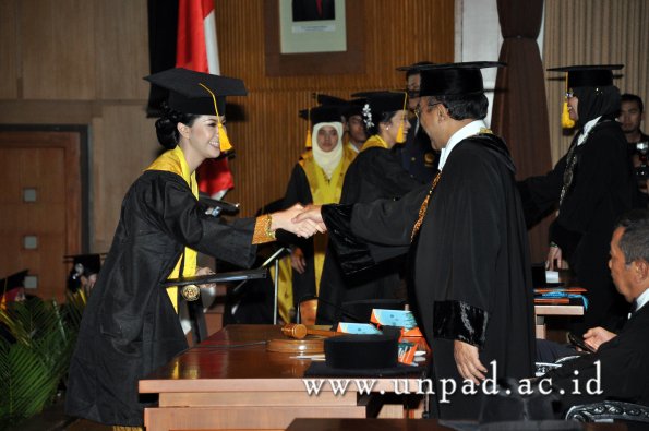 dok-humas-unpad_ilalang-foto_wisuda-gel-1-2010-2011_s1-ekonomi_223