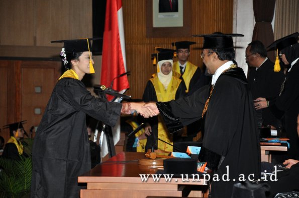 dok-humas-unpad_ilalang-foto_wisuda-gel-1-2010-2011_s1-ekonomi_224