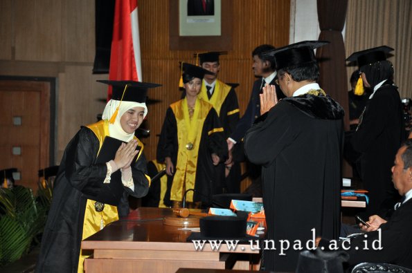 dok-humas-unpad_ilalang-foto_wisuda-gel-1-2010-2011_s1-ekonomi_225