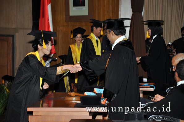 dok-humas-unpad_ilalang-foto_wisuda-gel-1-2010-2011_s1-ekonomi_226