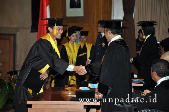 dok-humas-unpad_ilalang-foto_wisuda-gel-1-2010-2011_s1-ekonomi_227