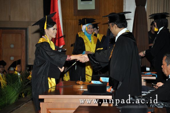 dok-humas-unpad_ilalang-foto_wisuda-gel-1-2010-2011_s1-ekonomi_228