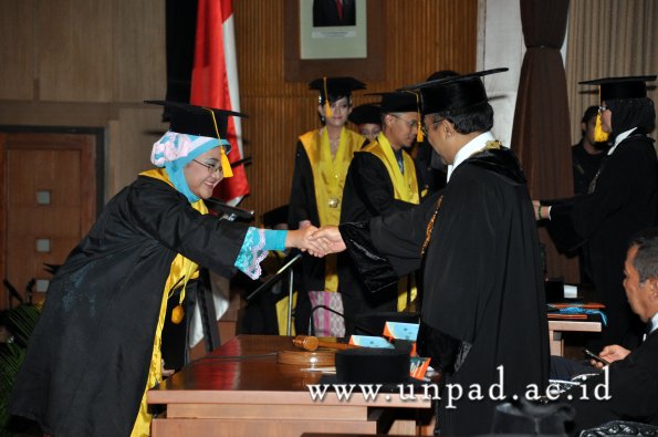 dok-humas-unpad_ilalang-foto_wisuda-gel-1-2010-2011_s1-ekonomi_229