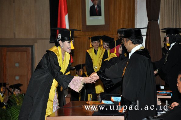 dok-humas-unpad_ilalang-foto_wisuda-gel-1-2010-2011_s1-ekonomi_231