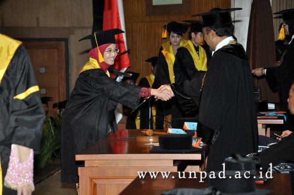 dok-humas-unpad_ilalang-foto_wisuda-gel-1-2010-2011_s1-ekonomi_232