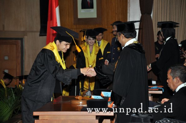 dok-humas-unpad_ilalang-foto_wisuda-gel-1-2010-2011_s1-ekonomi_233