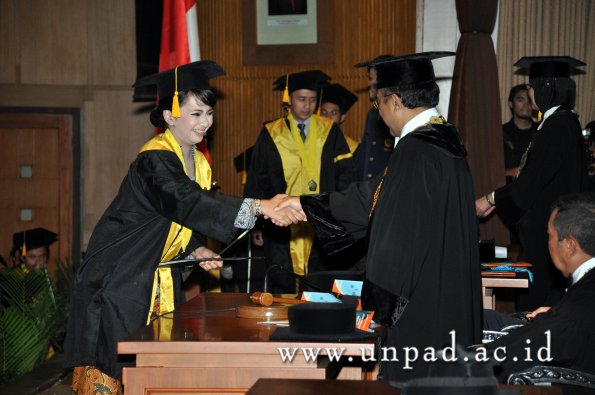 dok-humas-unpad_ilalang-foto_wisuda-gel-1-2010-2011_s1-ekonomi_234