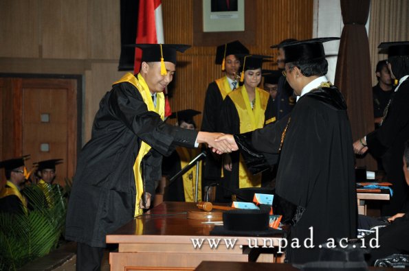 dok-humas-unpad_ilalang-foto_wisuda-gel-1-2010-2011_s1-ekonomi_235