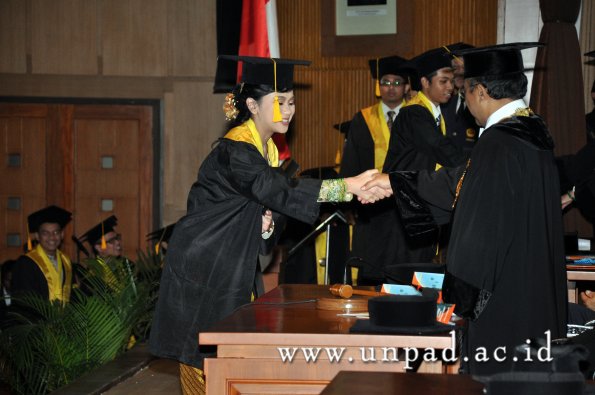 dok-humas-unpad_ilalang-foto_wisuda-gel-1-2010-2011_s1-ekonomi_236