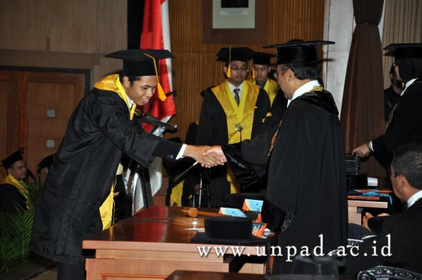 dok-humas-unpad_ilalang-foto_wisuda-gel-1-2010-2011_s1-ekonomi_237