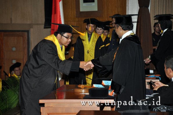 dok-humas-unpad_ilalang-foto_wisuda-gel-1-2010-2011_s1-ekonomi_238