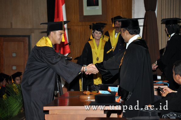 dok-humas-unpad_ilalang-foto_wisuda-gel-1-2010-2011_s1-ekonomi_239