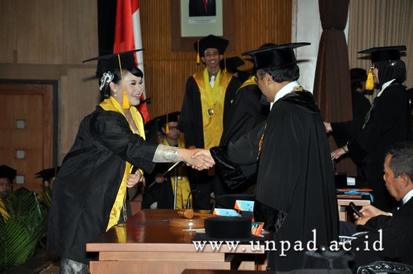 dok-humas-unpad_ilalang-foto_wisuda-gel-1-2010-2011_s1-ekonomi_240