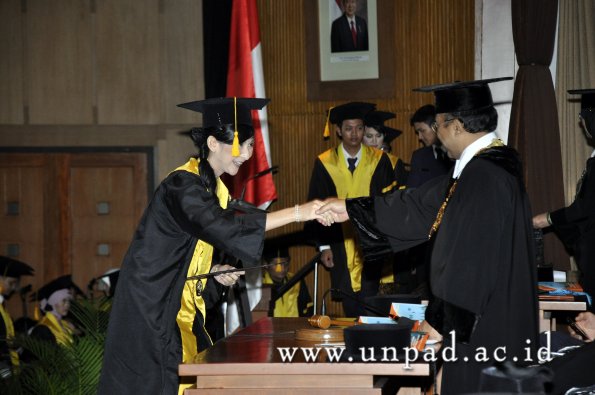 dok-humas-unpad_ilalang-foto_wisuda-gel-1-2010-2011_s1-ekonomi_264