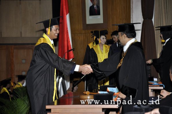 dok-humas-unpad_ilalang-foto_wisuda-gel-1-2010-2011_s1-ekonomi_265