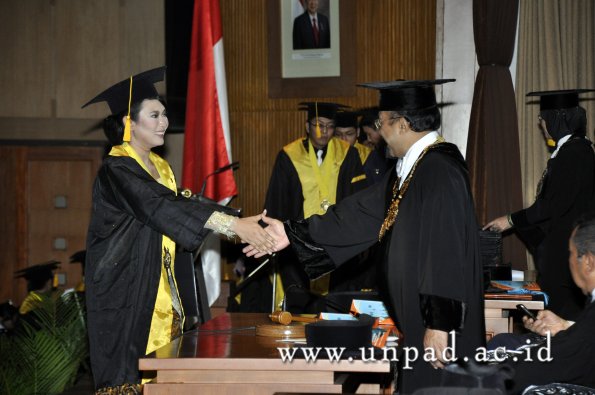 dok-humas-unpad_ilalang-foto_wisuda-gel-1-2010-2011_s1-ekonomi_266